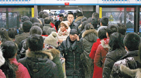 上下班高峰時段，北京地鐵人頭湧湧擠得水洩不通。（資料圖片）