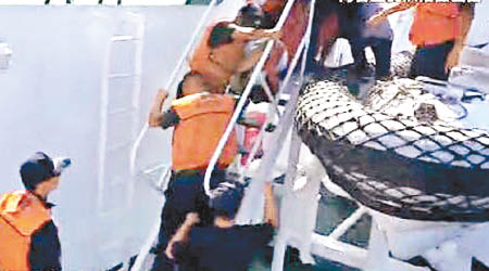 官媒播出當局協助受傷的南海漁民轉送三亞的畫面。（電視畫面）