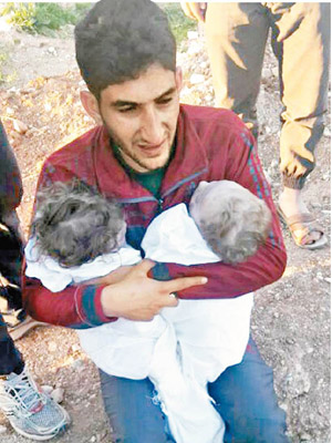 一名敍利亞父親在化武襲擊中痛失一對龍鳳胎。