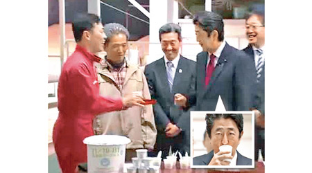 安倍（左四）到訪福島縣，即場品嘗鮮牛奶（小圖）。（電視畫面）