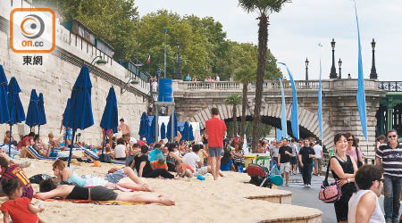 巴黎塞納河的行人專用區成為遊人天堂。（呂靜儀攝）