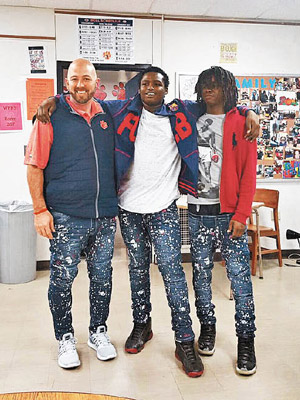 米勒（左）跟兩名學生穿上同款牛仔褲合照，紅爆網絡。（互聯網圖片）
