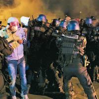 獄警示威期間，與警員衝突。