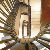 舊式的鐵藝樓梯至今仍保留。（互聯網圖片）