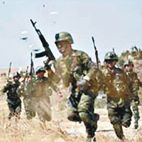 人民軍特種部隊成員持槍演練。