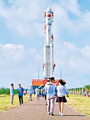長征七號已運至海南文昌航天發射場的發射區。（中新社圖片）