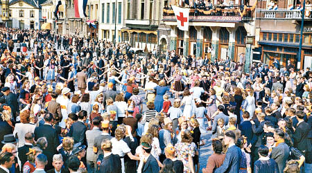 荷蘭民眾上街慶祝光復。（英國戰爭博物館圖片）