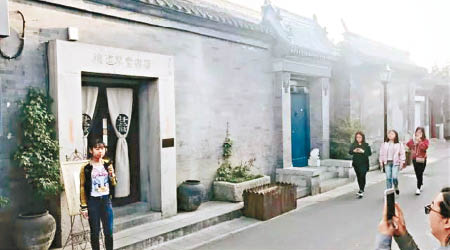 北京樸道草堂書店是當地著名書店，圖左為被指開牆打洞的入口。（互聯網圖片）