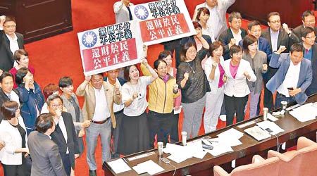民進黨立委議場內舉標語喊「還財於民，公平正義」。（中時電子報圖片）