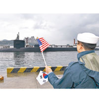 密歇根號抵達釜山港。（美國海軍圖片）
