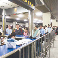不少旅客會在曼谷廊曼機場外的士站截車。（資料圖片）