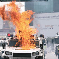 一輛警方裝甲車起火。