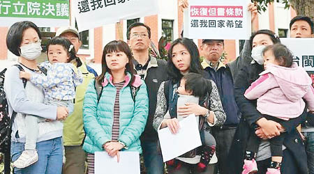 台灣的全國教師工會總聯合會到教育部抗議。（中時電子報圖片）