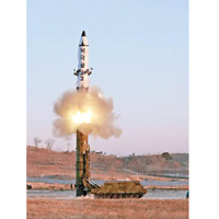 北韓持續研發彈道導彈，圖為「北極星2型」中程彈道導彈。