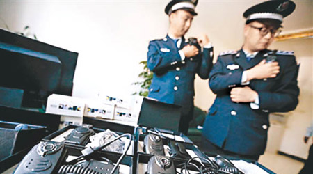 城管獲派可掛在制服上的執法記錄儀，拍攝執勤情況。