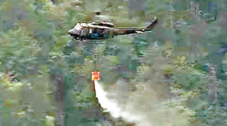 福島縣要求陸上自衞隊派直升機灑水撲火。
