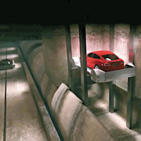 車輛可經電動滑板進入地下隧道網。