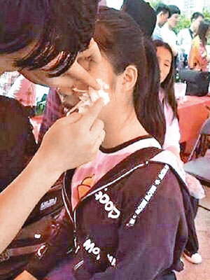 天虹商場舉行化妝活動，為參與者即場化妝。（互聯網圖片）