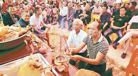 兩村長輩選定吉日，在儀式中一同下跪解禁。（互聯網圖片）