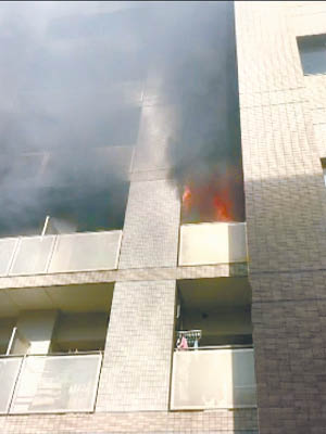 名古屋大學宿舍爆炸後起火冒出濃煙。（電視畫面）