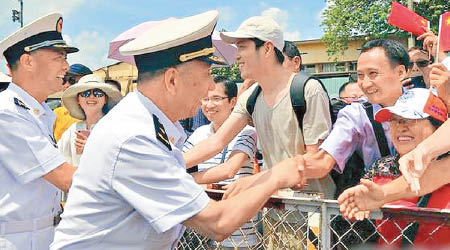海軍人員獲得當地華人歡迎。（互聯網圖片）