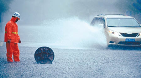 私家車要涉水行駛。（互聯網圖片）