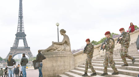 持槍軍人於巴黎巡邏。