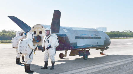 X-37B返回美國太空總署基地。（美國空軍圖片）