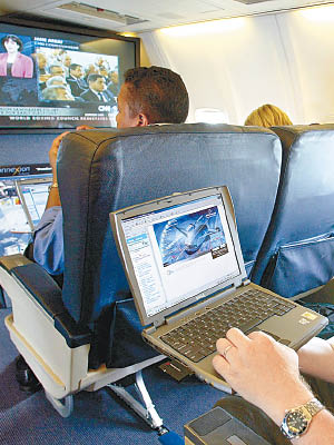 美國以保安為由，禁止部分航班乘客攜帶大於手機的電子產品。（資料圖片）
