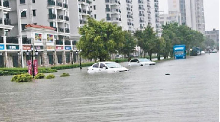 廣州早前受暴雨侵襲，淪為水城。（資料圖片）