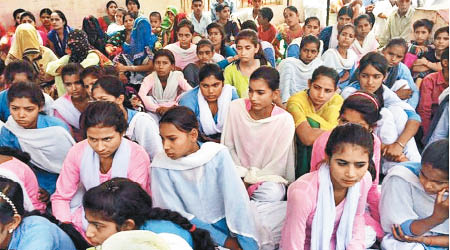 大批女學生參與絕食抗議。（互聯網圖片）