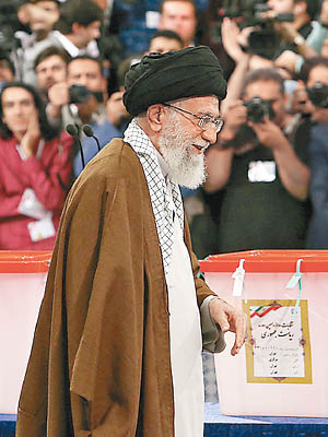 哈梅內伊投下伊朗總統大選第一票。