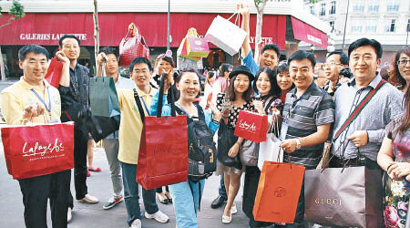 近年有不少華人愛到法國旅遊購物。（資料圖片）