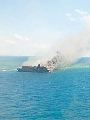 渡輪在東爪哇省起火。（印尼國家搜救機構圖片）
