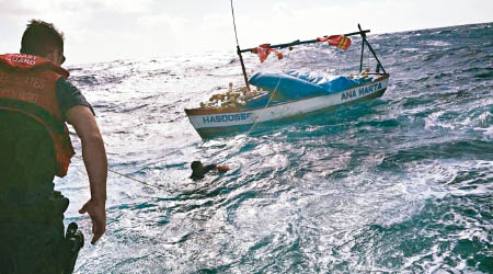 漁船在怒海漂浮多日。（美國海岸防衞隊圖片）