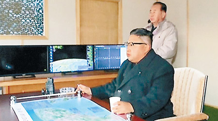 北韓領袖金正恩（左）不時視察導彈試射。