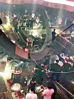 酒吧天花板的巨型燈光架突然掉落。（互聯網圖片）