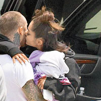 受驚的Ariana（右）飛返美國，親吻男友臉頰。（CFP圖片）
