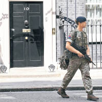 倫敦首相府前有持槍人員戒備。
