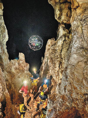 無人機日前在西西里島一個狹窄的山洞測試。（歐洲太空總署圖片）