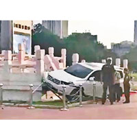 越野車闖入五一廣場，撞毀升旗台。（互聯網圖片）