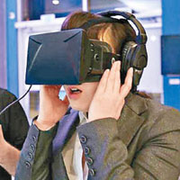 戴上VR眼鏡後，可享受幻覺與現實連接的虛擬實境體驗。