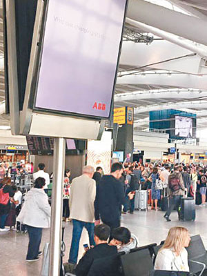 英航需要取消大批航班，有旅客滯留機場。（互聯網圖片）