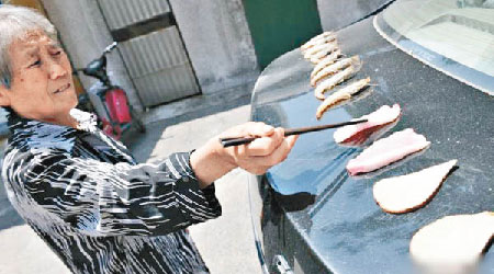 當地有名大媽趁烈日把車尾箱蓋作平底鑊用熱力把食物煎熟（圖）。（互聯網圖片）