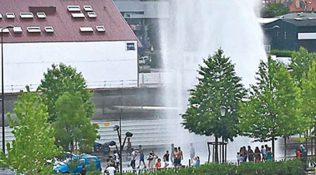 消防栓遭破壞，水流噴射而出。（互聯網圖片）