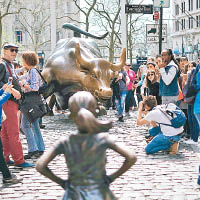 小女孩雕像與銅牛對峙。（資料圖片）