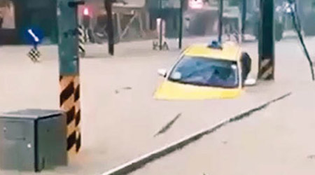 基隆有的士幾被洪水淹沒，司機及乘客從車窗逃出。（互聯網圖片）