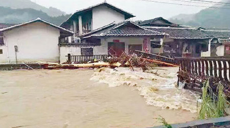 福建中北部大降雨下出現嚴重水浸。（互聯網圖片）