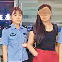 張女（右）其後被警方帶走。