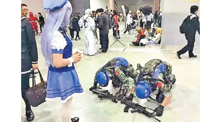 扮演解放軍維和部隊的二人向「日本少女」下跪磕頭，引起爭議。（互聯網圖片）